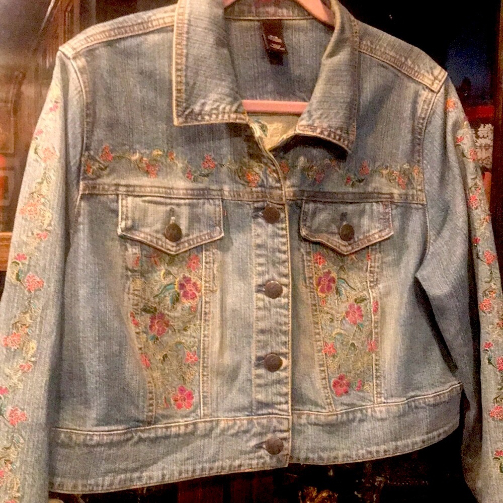 Beautifully embroidered short jean jacket